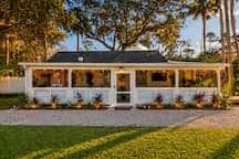 Cheerful Bungalow in New Smyrna Beach w Cozy Porch - Image 2
