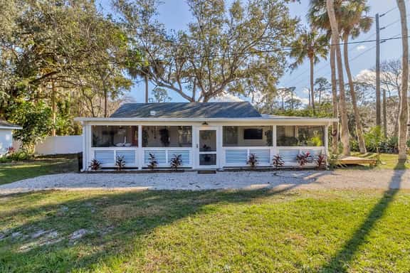 Cheerful Bungalow in New Smyrna Beach w Cozy Porch - Image 1