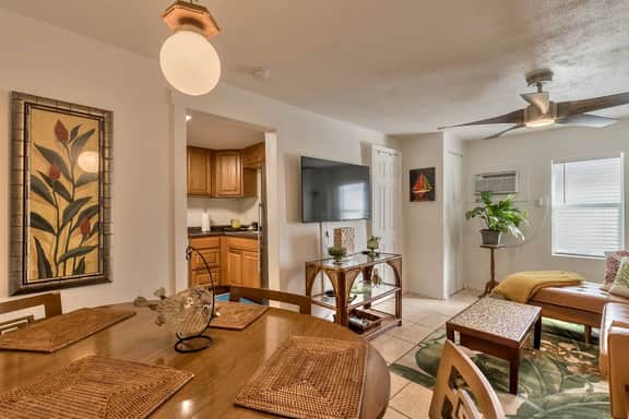 Cheerful Bungalow in New Smyrna Beach w Cozy Porch - Image 4